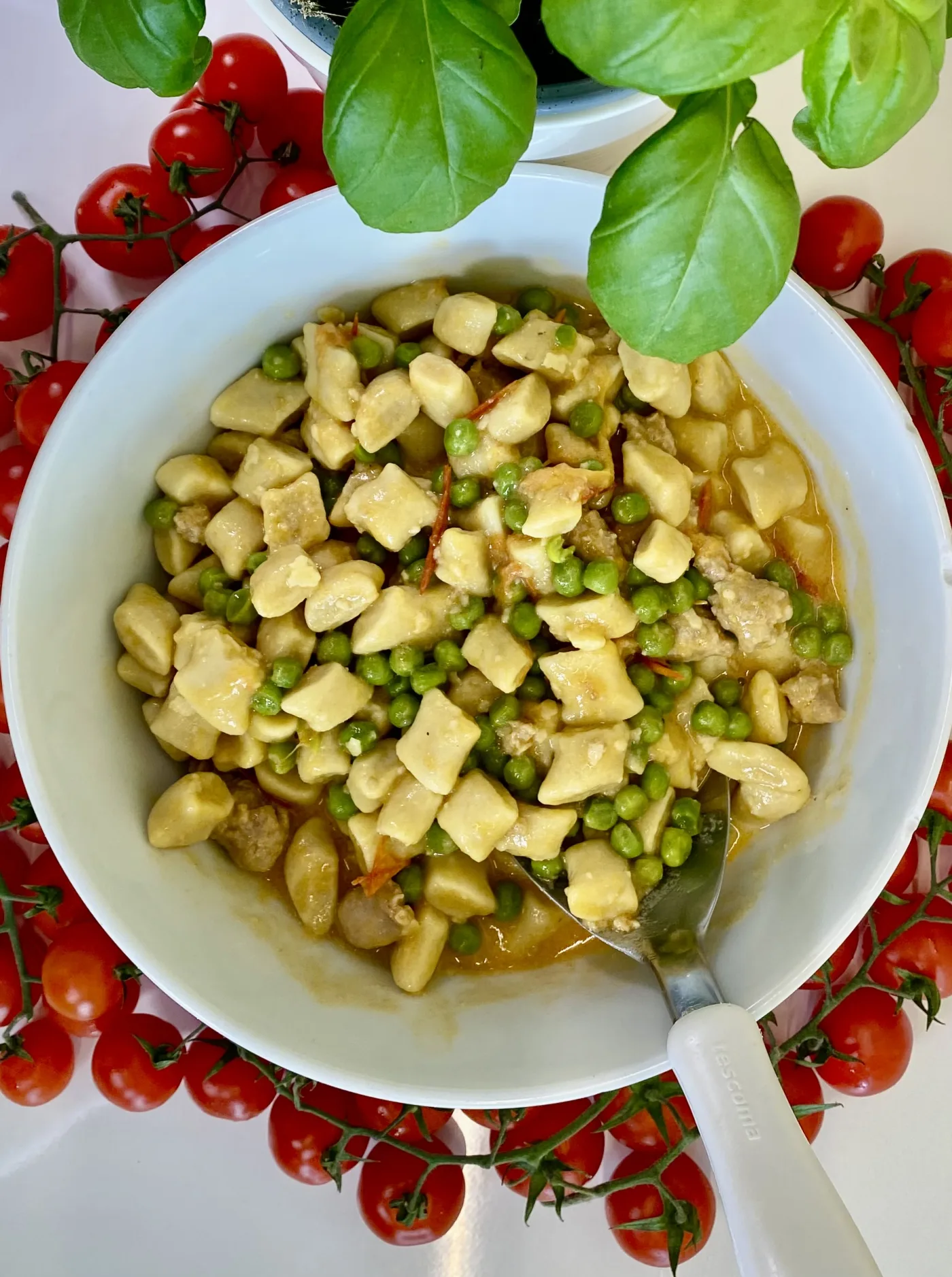 Gnocchi piselli e salsiccia