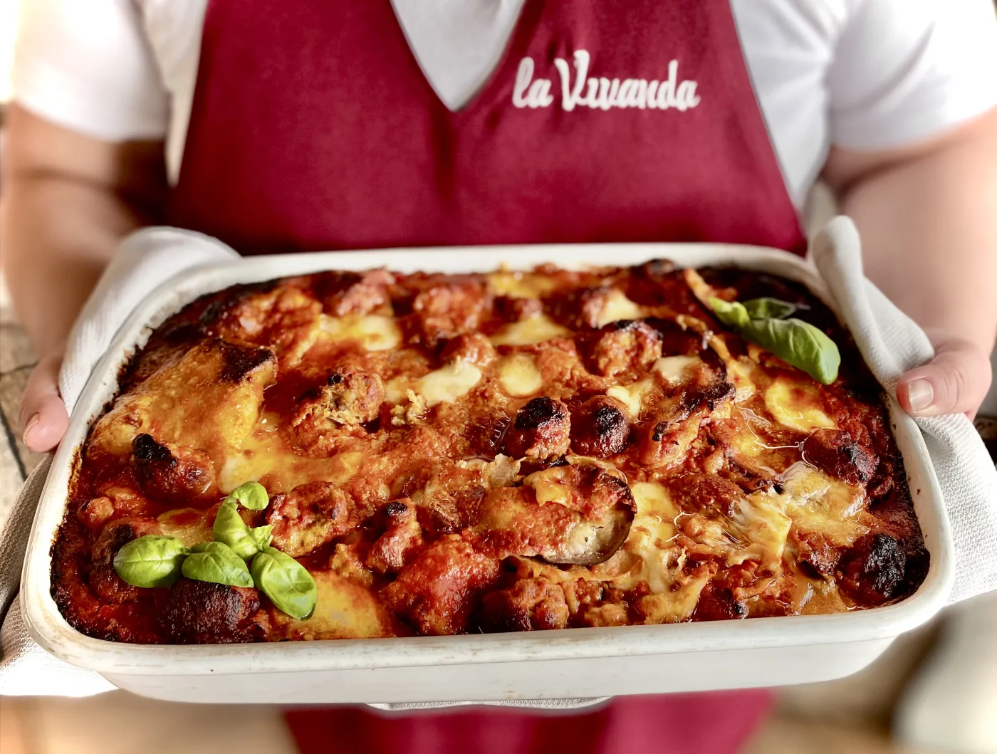 Parmigiana di melanzane con polpette e mozzarella