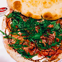 Focaccia Bufala campana, Crudo di Parma, rucola, glassa all'aceto balsamico.