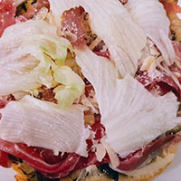 Zucchina grigliata, crudo di parma, grana padano e insalatina